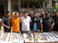 (ভিডিও)র্যাবের অভিযানে বিএনপি কর্মীর বাড়ি থেকে অস্ত্র উদ্ধার, আটক ২