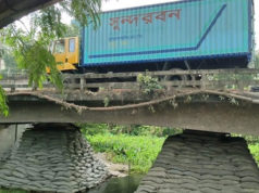(ভিডিও) বরিশালে বালুর বস্তায় টিকে আছে সেতু