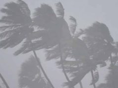 (ভিডিও) অন্ধ্রপ্রদেশ উপকূলে আঘাত হানার প্রক্রিয়ায় ঘূর্ণিঝড় মোন্থা