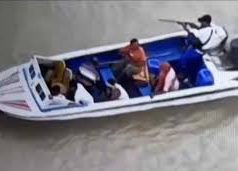 (ভিডিও)  কথার আগে গুলি চালায় ‘কাকন বাহিনী’, দাপিয়ে বেড়াচ্ছে পদ্মার বিস্তীর্ণ চরাঞ্চল