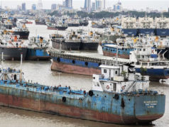(ভিডিও) চট্টগ্রাম বন্দরে লাইটার জাহাজে হচ্ছে কৃত্রিম সংকট