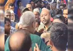 (ভিডিও) ‘স্থানীয়রা চাঁদা দাবি করেছে’ বলার পর বরিশালে তোপের মুখে এবি পার্টির ফুয়াদ