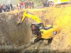 (ভিডিও) ৩২ ঘণ্টা পর গর্ত থেকে তোলা হল রাজশাহীর সেই শিশুকে