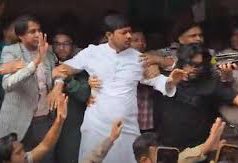 (ভিডিও)পিঠা উৎসবে নাসীরুদ্দীন পাটওয়ারীকে একের পর এক ডিম নিক্ষেপ, অভিযোগ বিএনপির বিরুদ্ধে