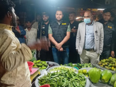 (ভিডিও)কেরাণীগঞ্জে বাজারে অভিযান চালিয়ে র্যাবের জরিমানা আদায়