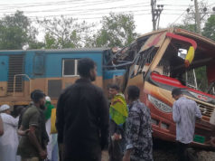 (ভিডিও)কুমিল্লায় ট্রেনের ধাক্কায় বাস দুমড়ে-মুচড়ে নিহত ১২