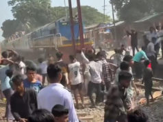 (ভিডিও)ভৈরব জেলার দাবিতে রেলপথ অবরোধ করে ট্রেনে বৃষ্টির মতো পাথর নিক্ষেপ