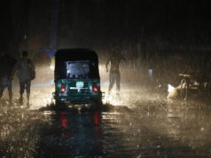 (ভিডিও)বৃষ্টিপাতের মধ্যেই দেশের ১০ জেলায় ঝড়ের আশঙ্কা