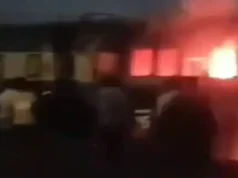 (ভিডিও)তেজগাঁওয়ে ট্রেনের পরিত্যক্ত বগিতে আগুন, হাতেনাতে আটক ২