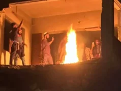 (ভিডিও) ধানমন্ডি ৩২ নম্বরে বিক্ষুব্ধ জনতার আগুন-ভাঙচুর