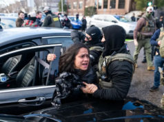 (ভিডিও)যুক্তরাষ্ট্রে বাংলাদেশি বংশোদ্ভূত নারীকে টেনেহিঁচড়ে গাড়ি থেকে তুলে নিয়ে গেল অভিবাসন পুলিশ