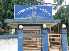 (ভিডিও)সিংগাইরে স্কুলছাত্রী হত্যা : প্রধান শিক্ষকসহ আটক ৭মানিকগঞ্জের সিঙ্গাইরে নিখোঁজের ছয় দিন পর মারিহা মাহি (১৪) নামে এক স্কুলছাত্রীর খণ্ডিত মরদেহ উদ্ধারের ঘটনায় প্রধান শিক্ষকসহ সাতজনকে আটক করেছে পুলিশ। তাদের পুলিশ হেফাজতে জিজ্ঞাসাবাদ করা হচ্ছে। এর আগে রবিবার (২১ জুন) সন্ধ্যা ৬টার দিকে উপজেলার চন্দননগর এলাকায় একটি কাঠ বাগান থেকে ঝুলন্ত অবস্থায় ওই স্কুলছাত্রীর খণ্ডিত মরদেহ উদ্ধার করা হয়। নিহত স্কুলছাত্রীর বাড়ি সিঙ্গাইর উপজেলার সায়েস্তা ইউনিয়নের চর লক্ষীপুর গ্রামে। সে স্থানীয় সাহরাইল উচ্চবিদ্যালয়ের অষ্টম শ্রেণির ছাত্রী ছিল। আটকরা হলেন- উপজেলার কানাইনগর গ্রামের রাজিব (ছদ্মনাম), বোন আয়েশা আক্তার (২১), রুমা আক্তার (৩৫), শাহরাইল গ্রামের মৃত ছালাম খানের ছেলে মাসুদ হোসেন (৩৫) আবুল হোসেনের ছেলে রাসেল হোসেন (২৫), স্কুলের প্রধান শিক্ষক সিরাজুল ইসলাম (৬০) ও আইসিটি শিক্ষক ইয়াকুব মোল্লা (৩৫)। থানা পুলিশ ও নিহতের পরিবার সূত্রে জানা গেছে, গত ১০ জুন উপজেলার সাহরাইল উচ্চ বিদ্যালয়ের মধ্যাহ্ন বিরতির সময়ে একটি শ্রেণিকক্ষে দশম শ্রেণির ছাত্র রাজিব ও অষ্টম শ্রেণির ছাত্রী মাহির আপত্তিকর আচরণের অভিযোগ ওঠে। একপর্যায়ে বিষয়টি সর্বমহলে জানাজানি হয়। পরে স্কুলের সিসিটিভি ফুটেজ দেখে ঘটনার সত্যতা ভিত্তিতে গত ১৫ জুন ওই দুই শিক্ষার্থীর অভিভাবকদের ডেকে মুচলেকা নেন বিদ্যালয় কর্তৃপক্ষ। এর পর উভয় শিক্ষার্থীকে বাধ্যতামুলক স্থানান্তর সনদ (টিসি) দেওয়া হয়। টিসি দেওয়ার পর রাজিব বাড়িতে ফিরলেও মাহি আর বাসায় ফেরেনি। এর পর থেকেই নিখোঁজ ছিল সে। আত্মীয়-স্বজনের বাড়িসহ সম্ভাব্য স্থানে খোঁজাখুঁজি করেও তার কোনো সন্ধান পাননি পরিবার। এঘটনায় নিখোঁজ ছাত্রীর পরিবারের পক্ষ থেকে থানায় লিখিত অভিযোগ করা হয়। রবিবার (২২ জুন) বিকেল ৪টার দিকে উপজেলার চন্দননগর কবরস্থানের পাশে একটি কাঠ বাগানে তার অর্ধগলিত খণ্ডিত মরদেহ দেখতে পান স্থানীয়রা। নিচেই পড়েছিল তার ব্যবহৃত স্কুল ব্যাগ ও জুতা। মরদেহের ওপরের অংশ একটি গাছের সঙ্গে গলায় ওড়না প্যাঁচানো অবস্থায় ছিল এবং কোমরের নিচের অংশ মাটিতে পড়ে ছিল। এমন খবর পেয়ে ঘটনাস্থলে গিয়ে মরদেহটি নিখোঁজ স্কুলছাত্রী মাহির বলে সনাক্ত করেন তার পরিবারের সদস্যরা। খবর পেয়ে সন্ধ্যা ৬টার দিকে ঘটনাস্থল থেকে মরদেহ উদ্ধার করে ময়নাতদন্তের জন্য মানিকগঞ্জ হাসপাতালের মর্গে পাঠায় থানা পুলিশ। থানার ওসি মো. মাজহারুল ইসলাম বলেন, ‘নিহত স্কুলছাত্রীর একটি অংশ ঝুলন্ত অবস্থায় ছিল এবং বাকি অংশ নিচে পড়ে ছিল। ময়নাতদন্তের পর তার মৃত্যুর প্রকৃত কারণ জানা যাবে। এ ঘটনায় ১২ জনের নাম উল্লেখ ও অজ্ঞাতনামা কয়েকজনকে আসামি করে থানায় লিখিত অভিযোগ দিয়েছেন নিহত ছাত্রীর মা কামরুন্নাহার। তাদের মধ্যে জিজ্ঞাসাবাদ করার জন্য বিদ্যালয়ের প্রধান শিক্ষকসহ সাতজনকে আটক করা হয়েছে।’ তিনি আরো বলেন, ‘তাদের কাছ থেকে ঘটনার রহস্য উদ্ঘাটনসহ বিভিন্ন তথ্য-উপাত্ত সংগ্রহ করা হচ্ছে। তাদের মধ্যে কেউ নিরাপদ হলে জিজ্ঞাসাবাদ শেষে তাদের ছেড়ে দেওয়া হবে।’
