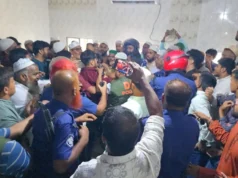 (ভিডিও)জামায়াতের এমপির ইমামতি ঘিরে বিএনপি-জামায়াত হাতাহাতি