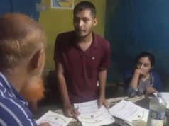 (ভিডিও)বন্ধুদের নিয়ে চায়ের দোকানে এইচএসসি পরীক্ষার খাতা দেখছিলেন শিক্ষক, ৪০০ খাতা জব্দ