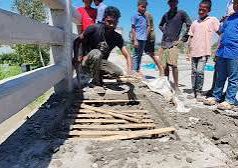 (ভিডিও)টাঙ্গাইলে সেতু নির্মাণে রডের বদলে বাঁশ